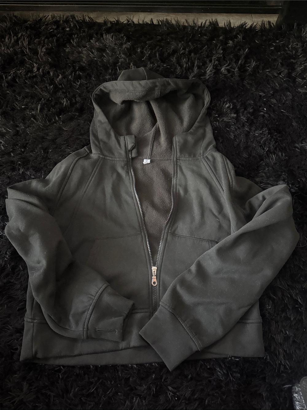 Cozy Black Fleece Pullover with Subtle Tag Detail